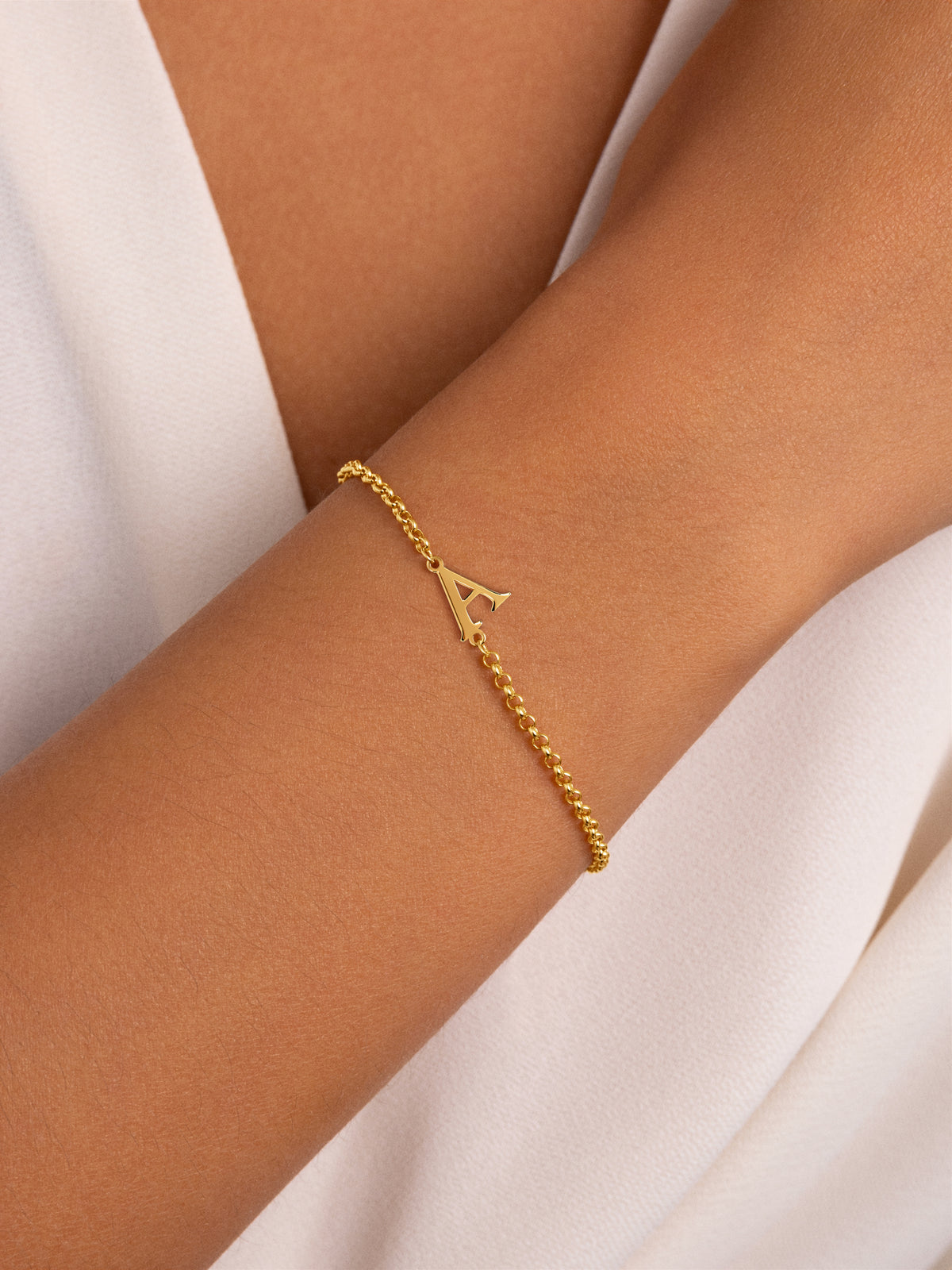Pulseira Single Letter em Aço com Banho de Ouro - vista 6