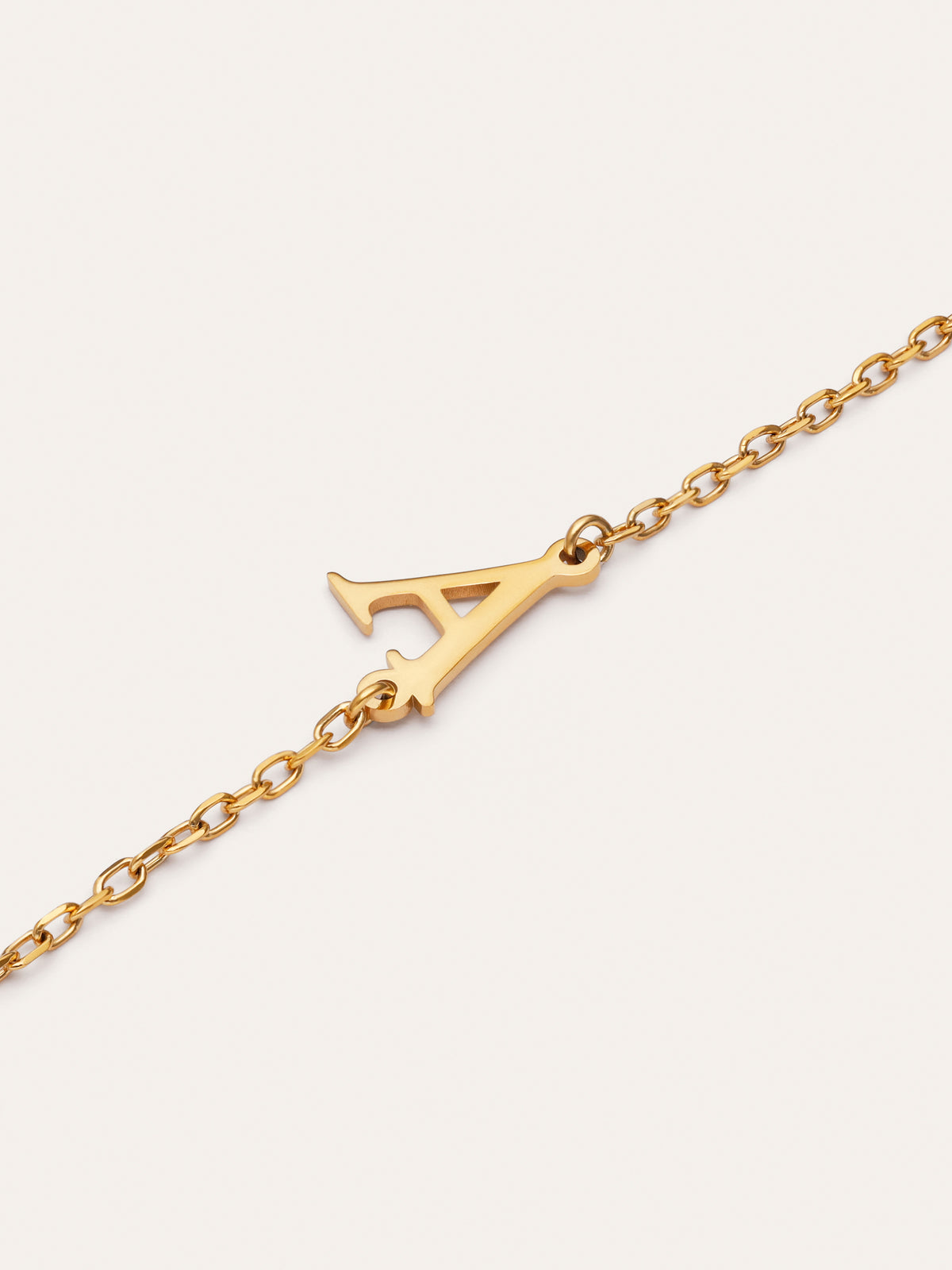 Imagen detalle de Pulseira Single Letter em Aço com Banho de Ouro