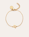 Pulseira Single Letter em Aço com Banho de Ouro - puesto en modelo
