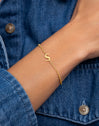 Pulseira Single Letter em Aço com Banho de Ouro - puesto en modelo