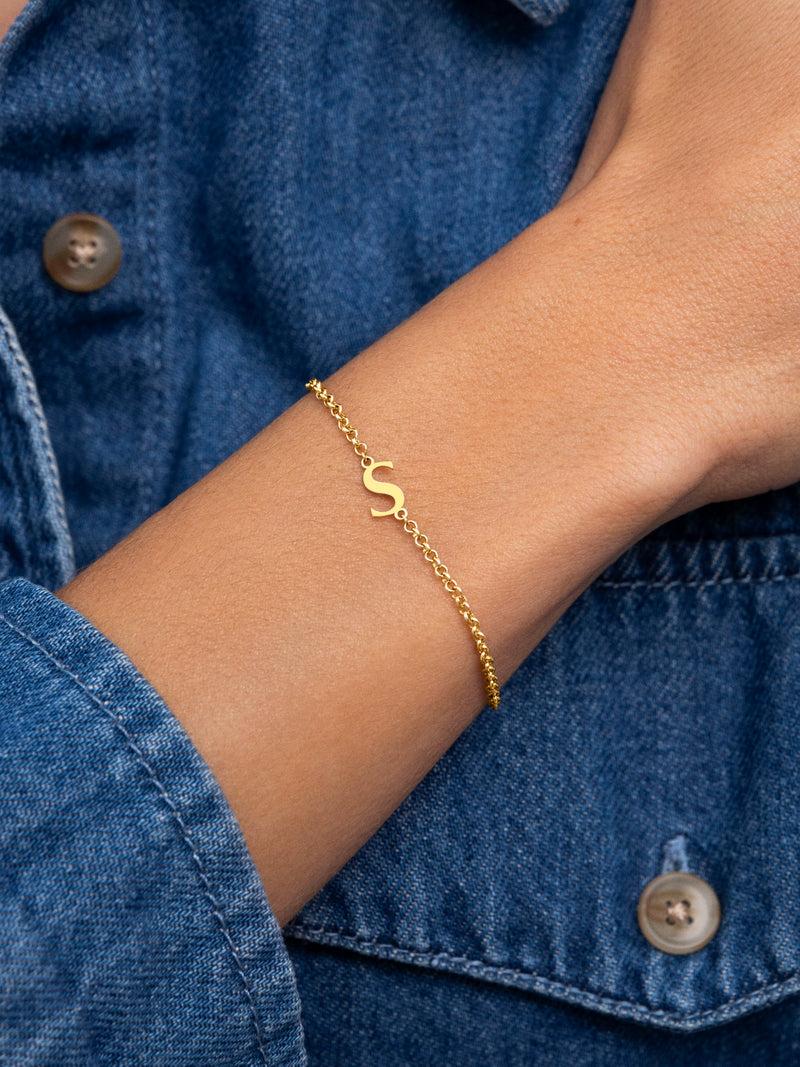 Pulseira Single Letter em Aço com Banho de Ouro