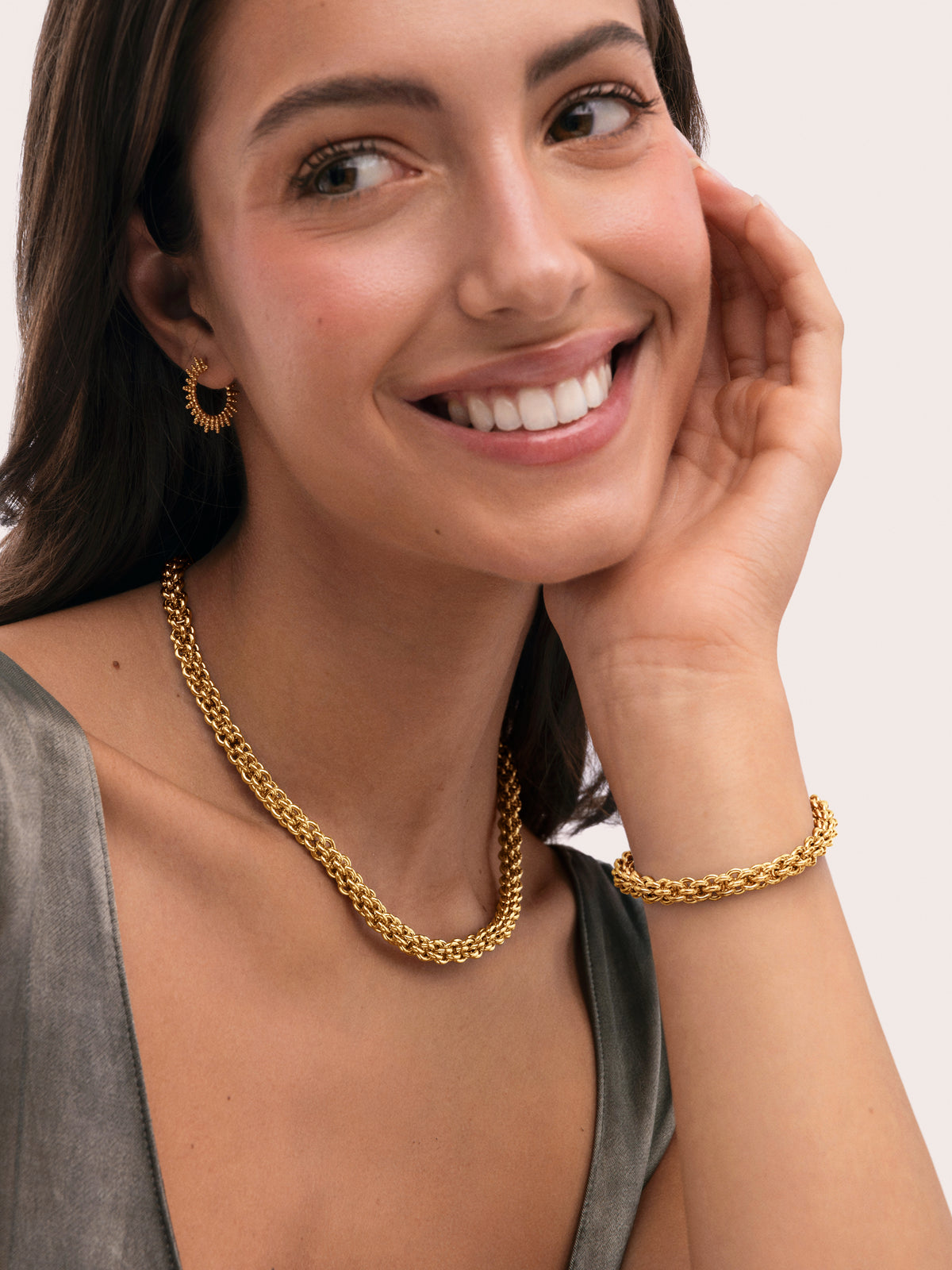 Gift Pack Big Rope Necklace and Big Rope Bracelet Steel Gold Plated - puesto en modelo
