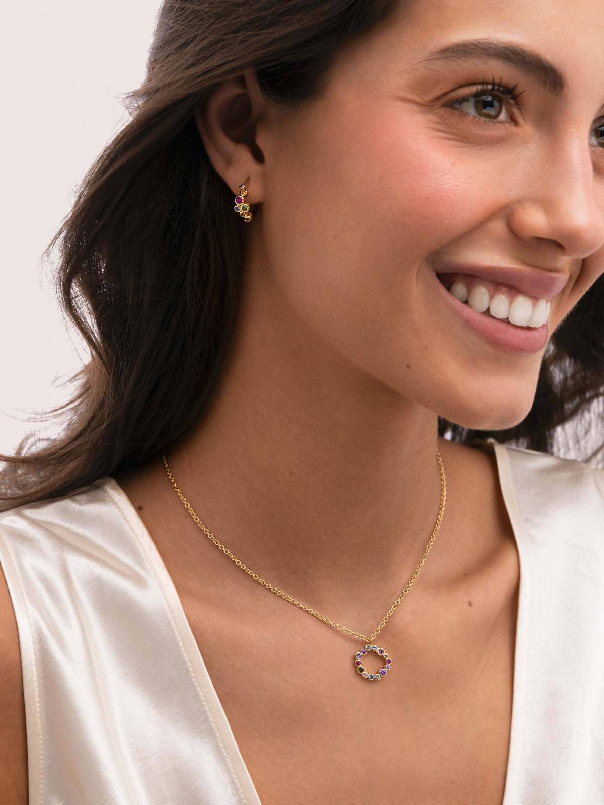 Pack Presente Colar Bubbles e Brincos de Argola Rainbow Banhado a Ouro - puesto en modelo