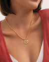Gift Pack Long Chic Necklace and Mom Charm Gold Plated - puesto en modelo