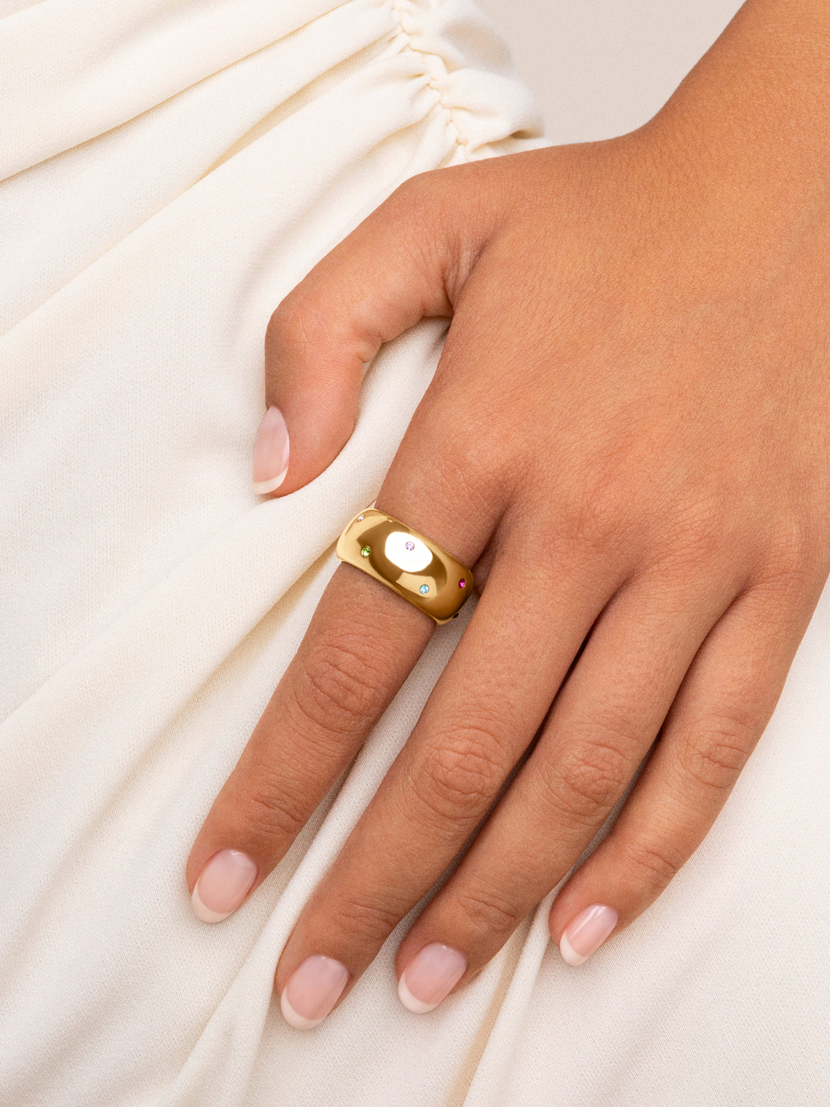 Ring Curve Rainbow Edelstahl mit 18kt Goldbeschichtung - puesto en modelo