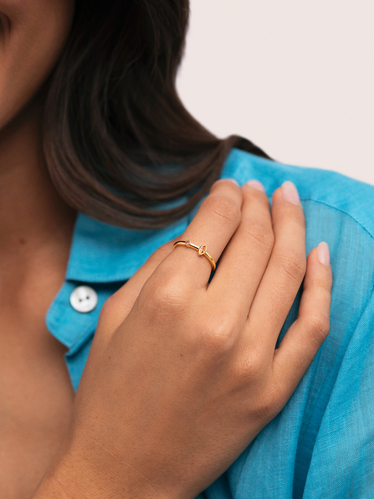 Ring Leonor Calid vergoldet mit 18-karätigem Gold - puesto en modelo