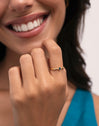 Anillo Leonor Índigo Baño Oro - puesto en modelo