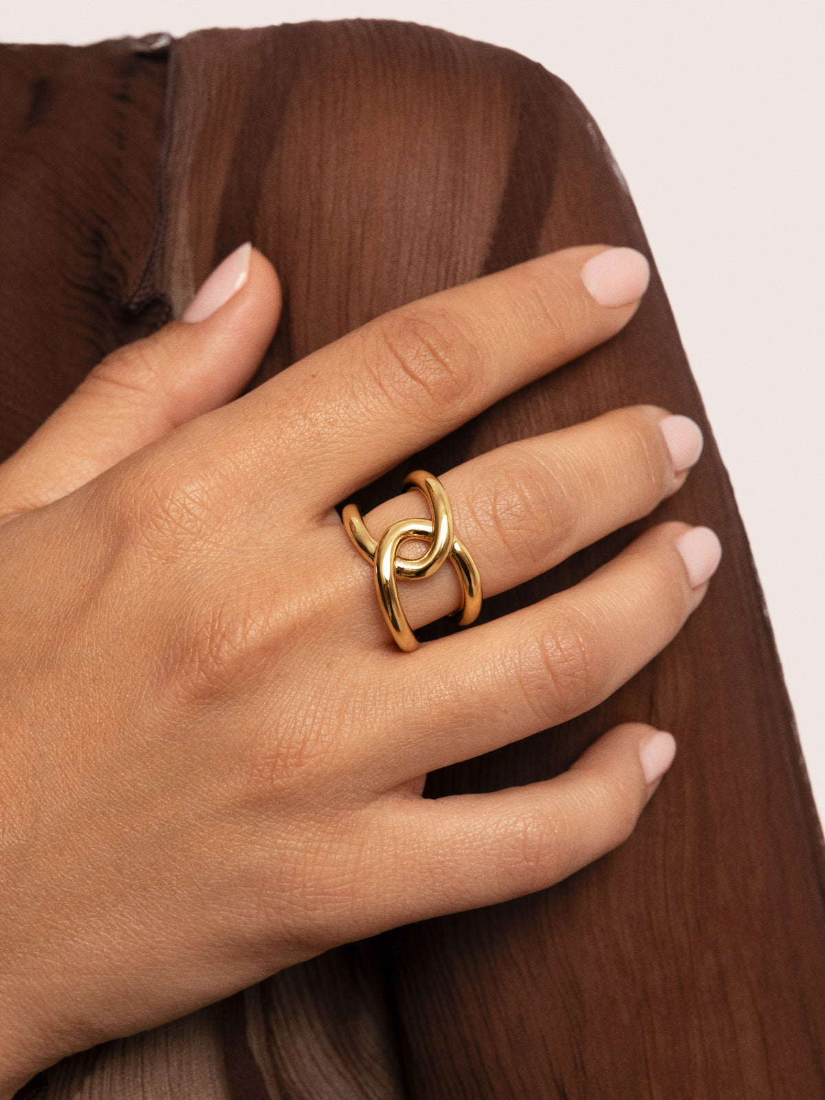 Ring One Link Edelstahl mit 18kt Goldbeschichtung - puesto en modelo