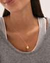 Charm Bellota Banhado a Ouro - puesto en modelo