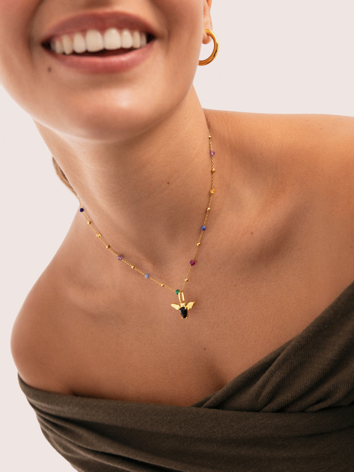 Charm Pipistrello Placcato in Oro - puesto en modelo