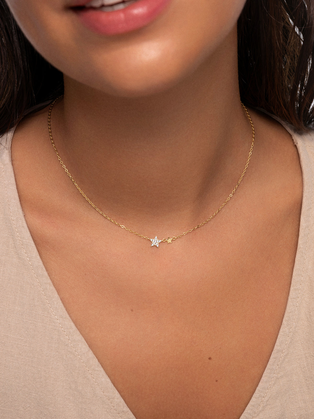 Colar Duo Stars com Banho de Ouro - puesto en modelo