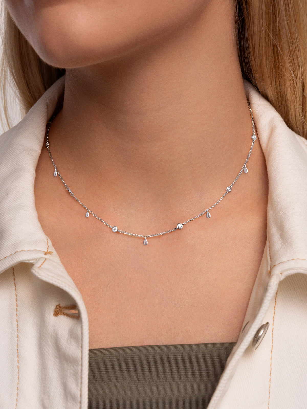 Collier Mini Spark Drop - puesto en modelo