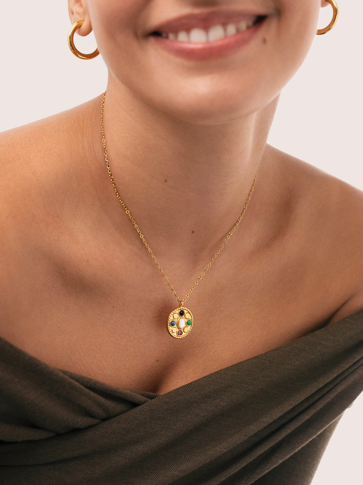 Collar Medallion Five Stones Mística Acero Baño Oro - puesto en modelo