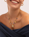 Collana Multicharms Denim Cianite in Acciaio Placcato in Oro - puesto en modelo