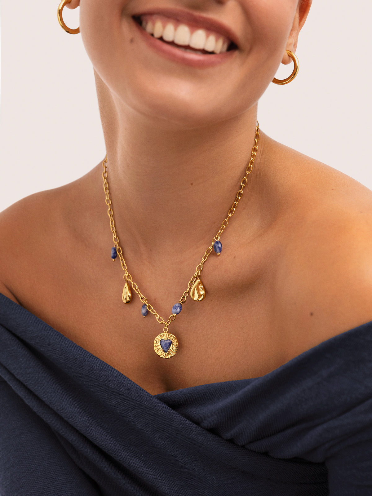 Collana Multicharms Denim Cianite in Acciaio Placcato in Oro - puesto en modelo