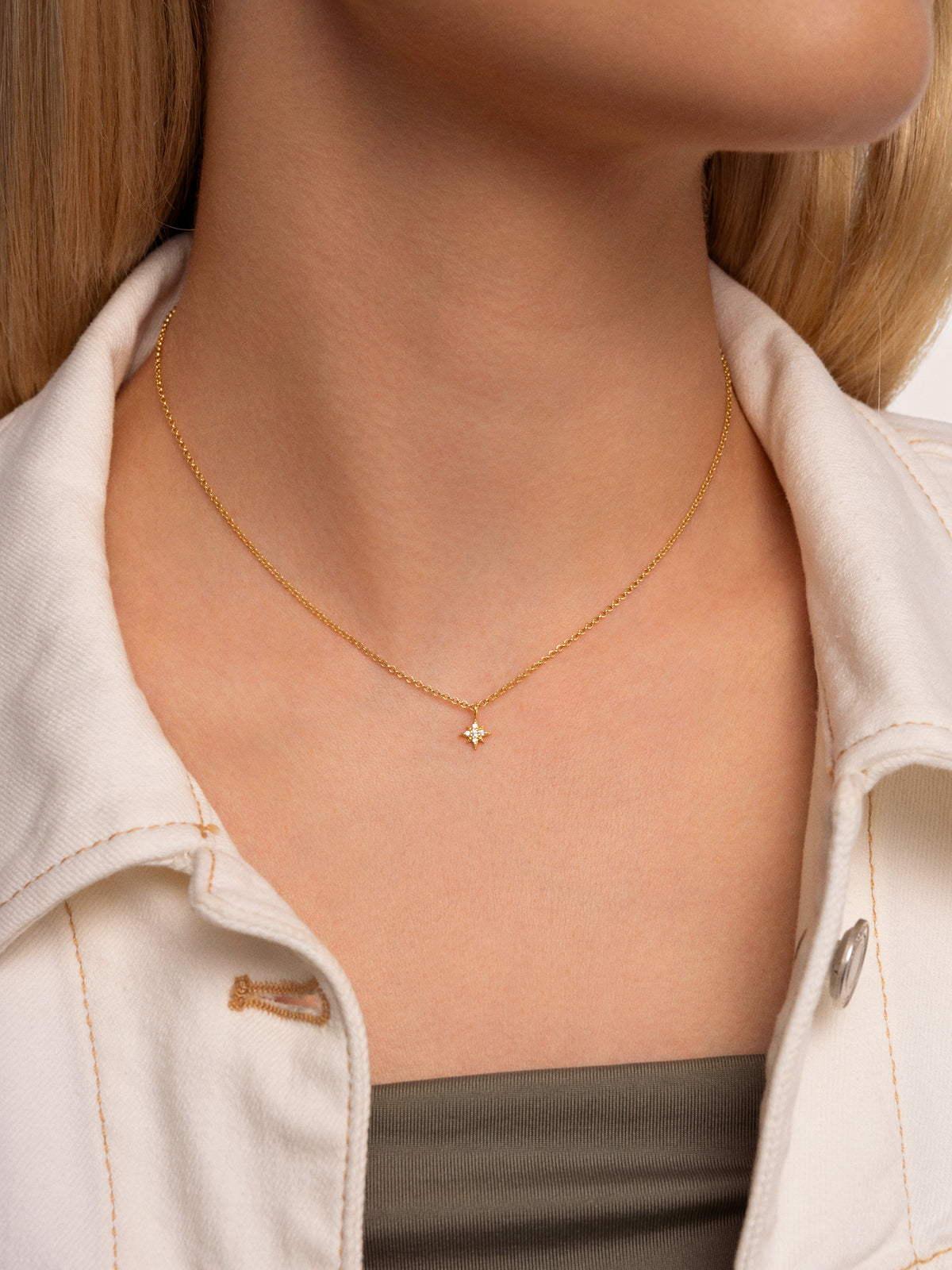 Collar Polar Star Baño Oro - puesto en modelo