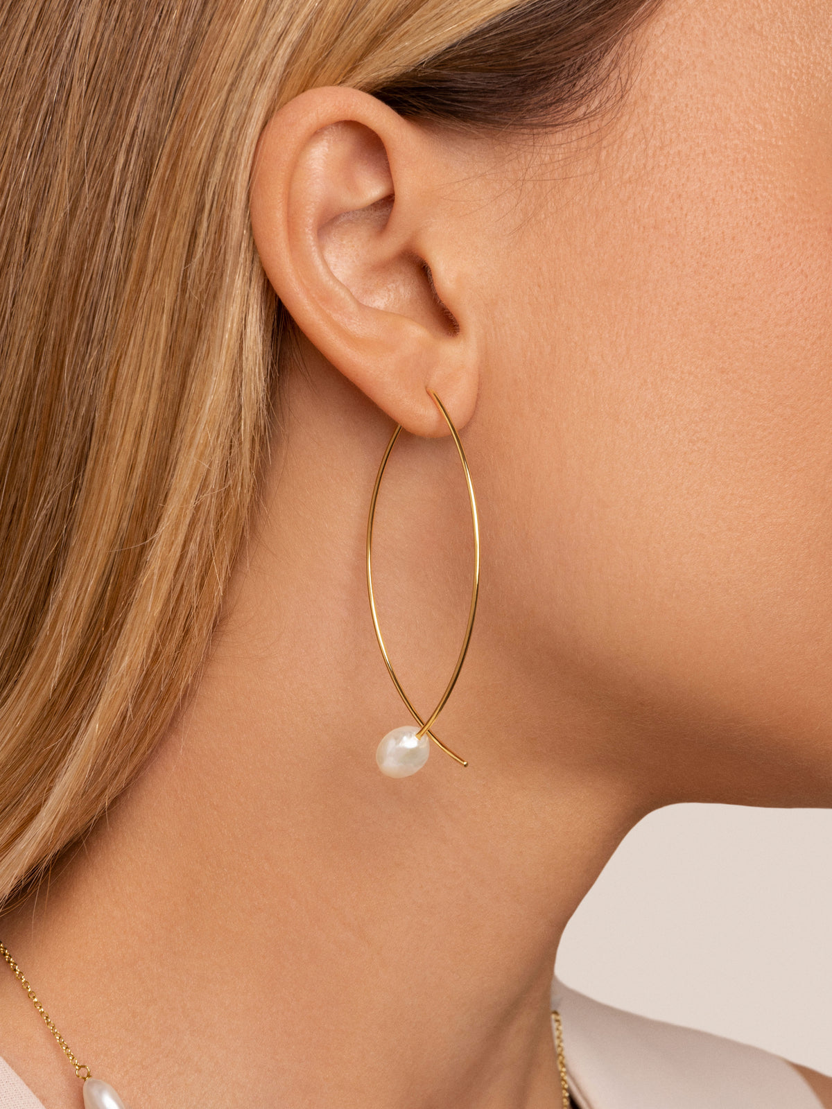 Brincos Arch Bean Pearl Aço Banho Ouro - puesto en modelo