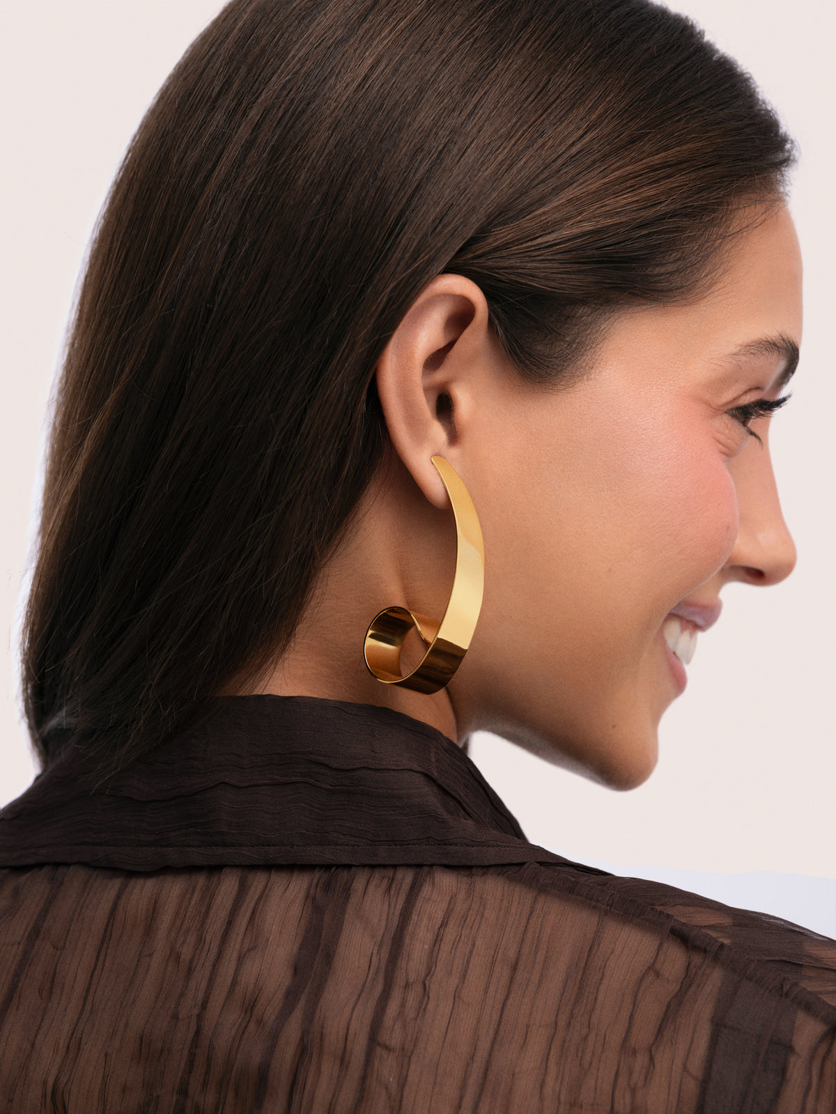 Pendientes Long Caracola Acero Baño Oro - puesto en modelo