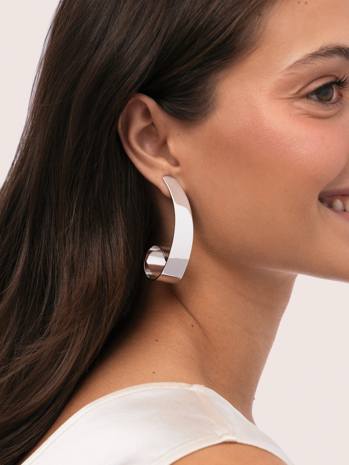 Long Shell Earrings Steel - puesto en modelo