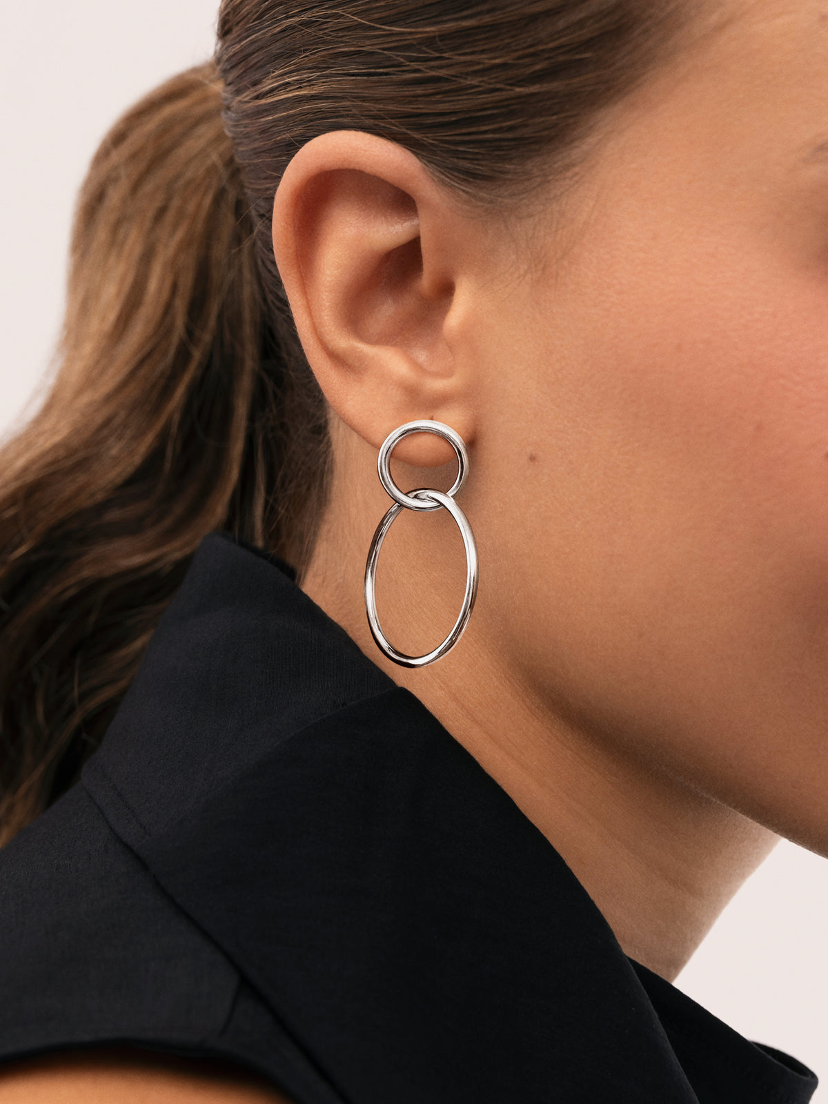 Sister Steel Earrings - puesto en modelo
