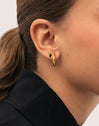 Boucle d'oreille simple Chat Noir Plaqué Or - puesto en modelo