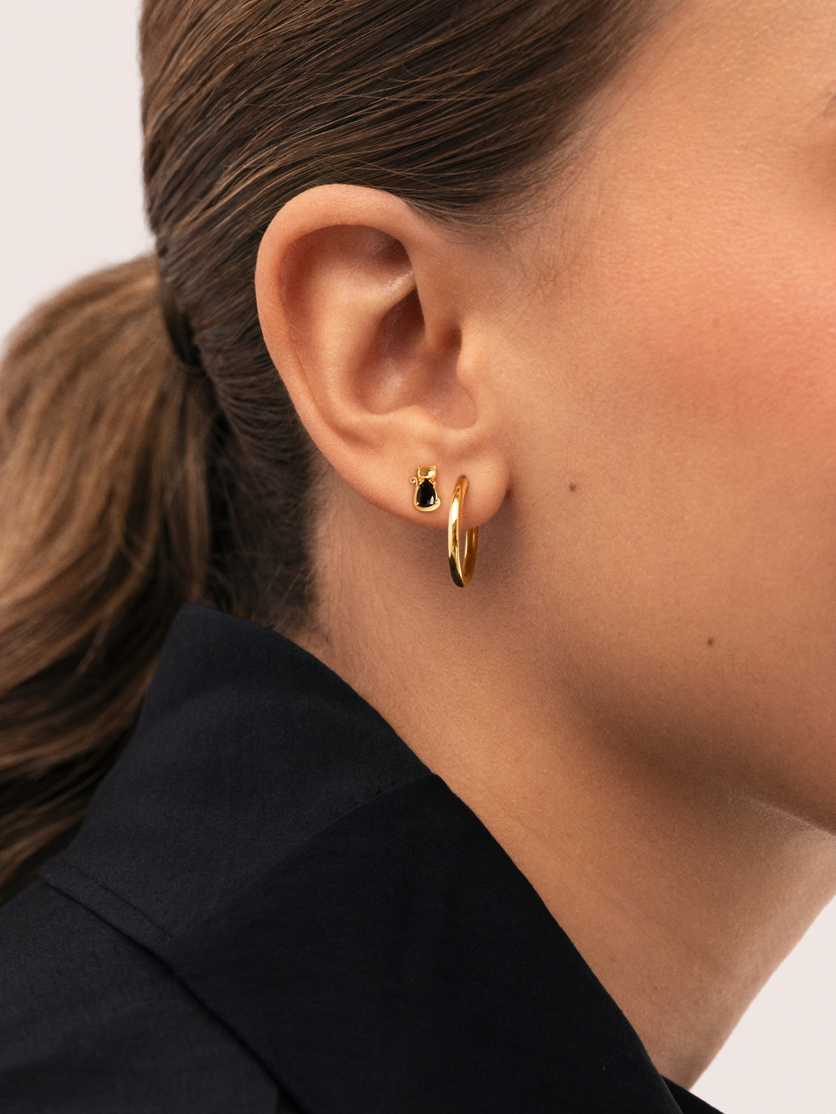 Boucle d'oreille simple Chat Noir Plaqué Or - puesto en modelo