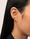 Orecchino Singolo Heart Red Enamel Placcato Oro - puesto en modelo