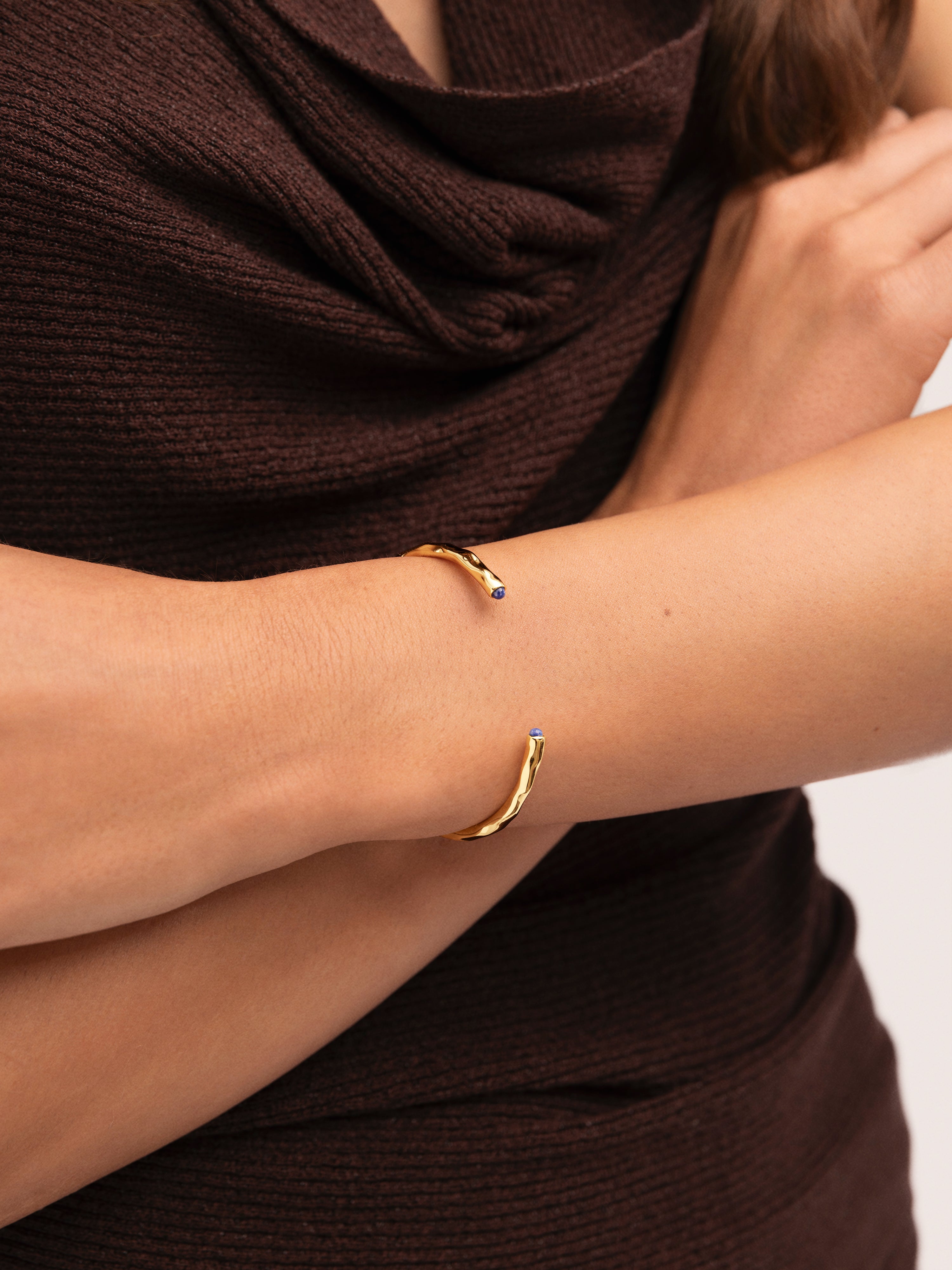 Brazalete Cane Cianita Baño Oro