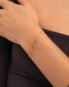 Bracelet Infini Acier Plaqué Or - puesto en modelo