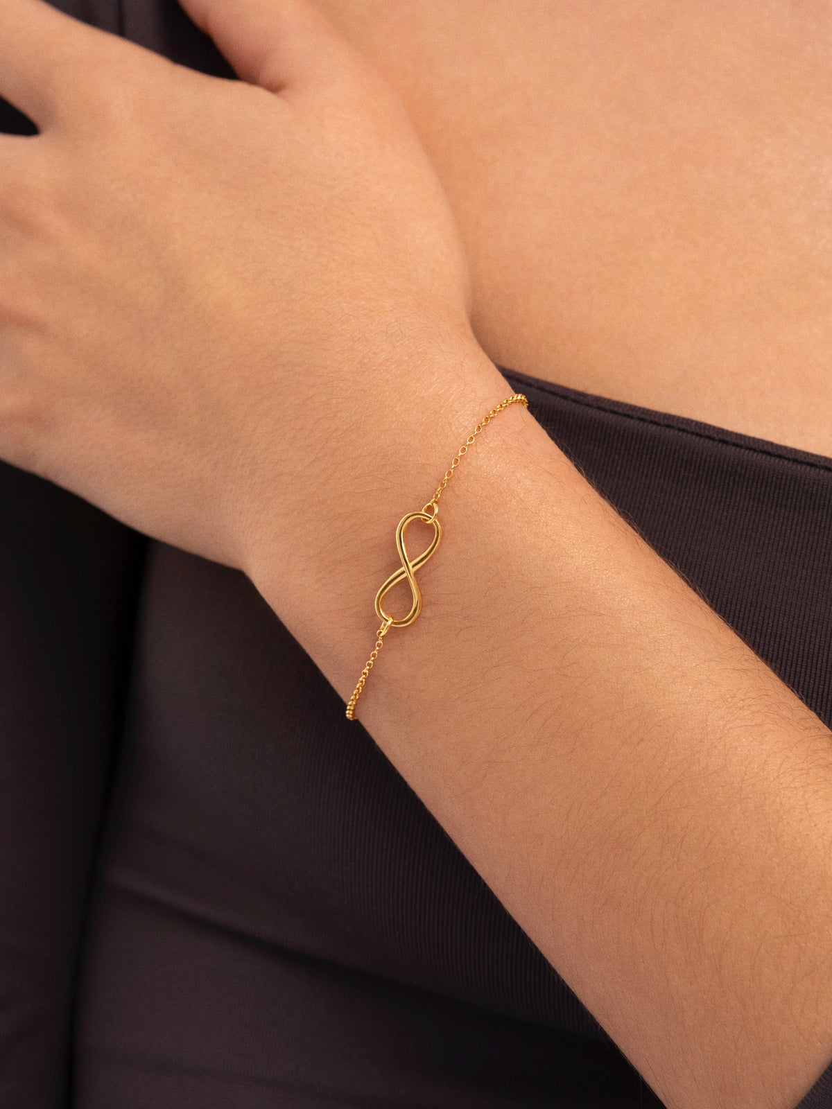 Bracelet Infini Acier Plaqué Or - puesto en modelo