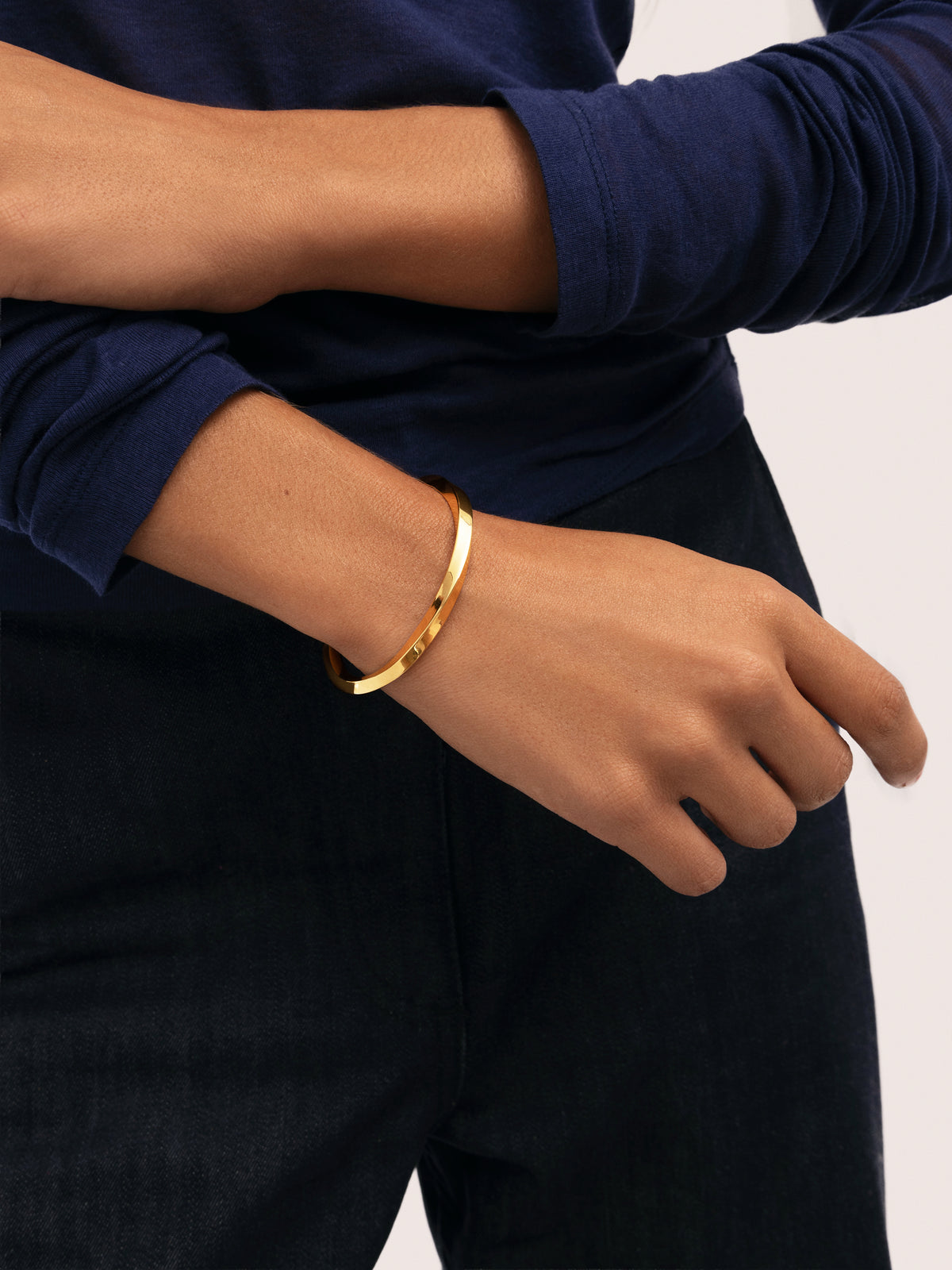 Bracelete Lizze Aço Banho de Ouro - puesto en modelo