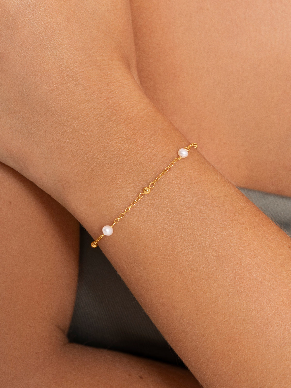 Bahia Pearls Steel Gold-Plated Bracelet - puesto en modelo