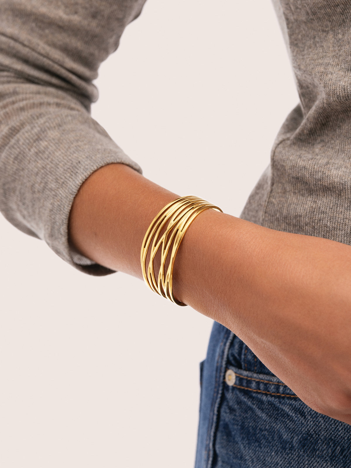 Bracelet Odyssée Acier Plaqué Or - puesto en modelo