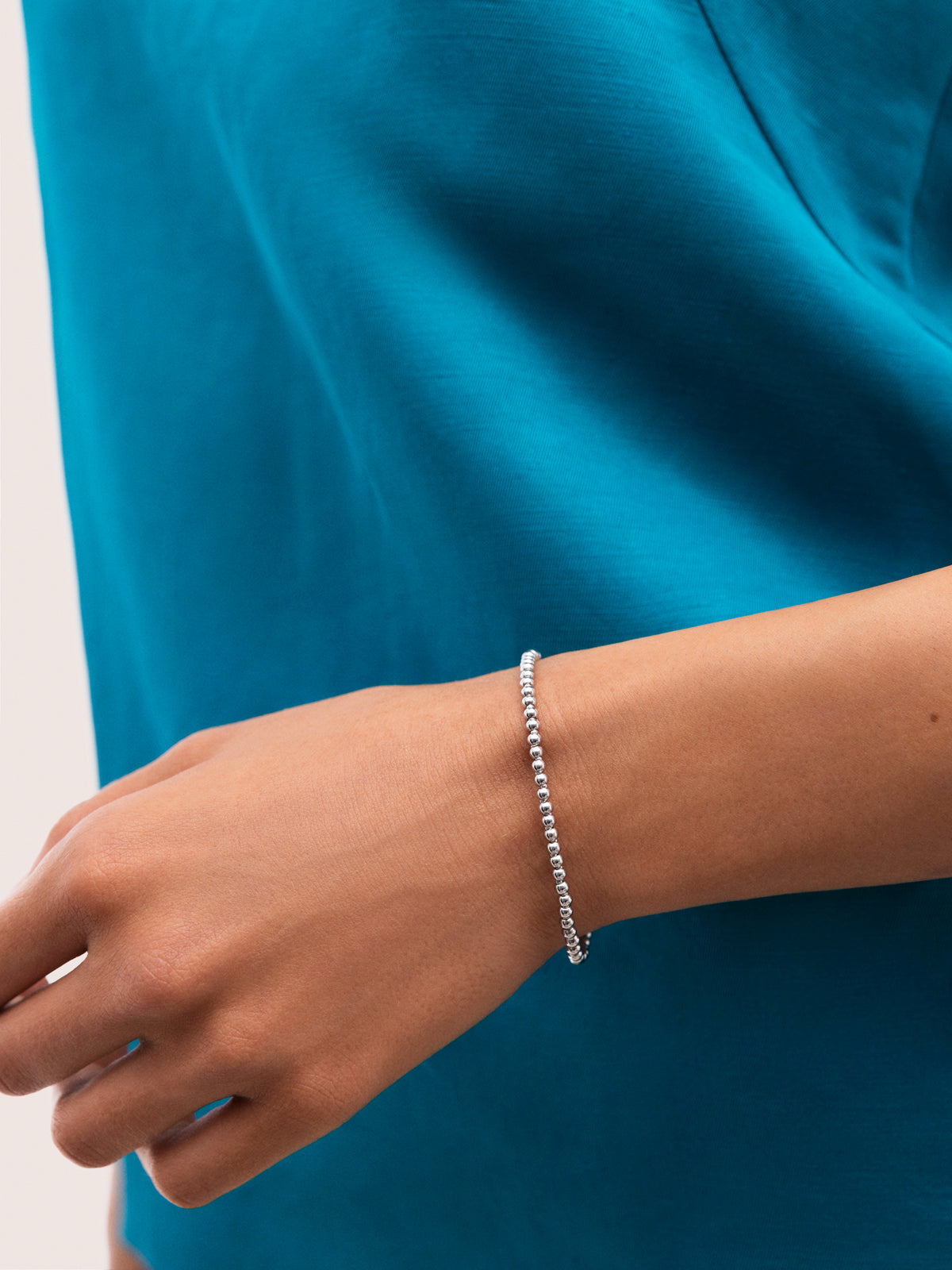Pulsera Rosario Acero - puesto en modelo