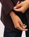 Sierpe-Armband aus Stahl mit Goldplattierung - puesto en modelo