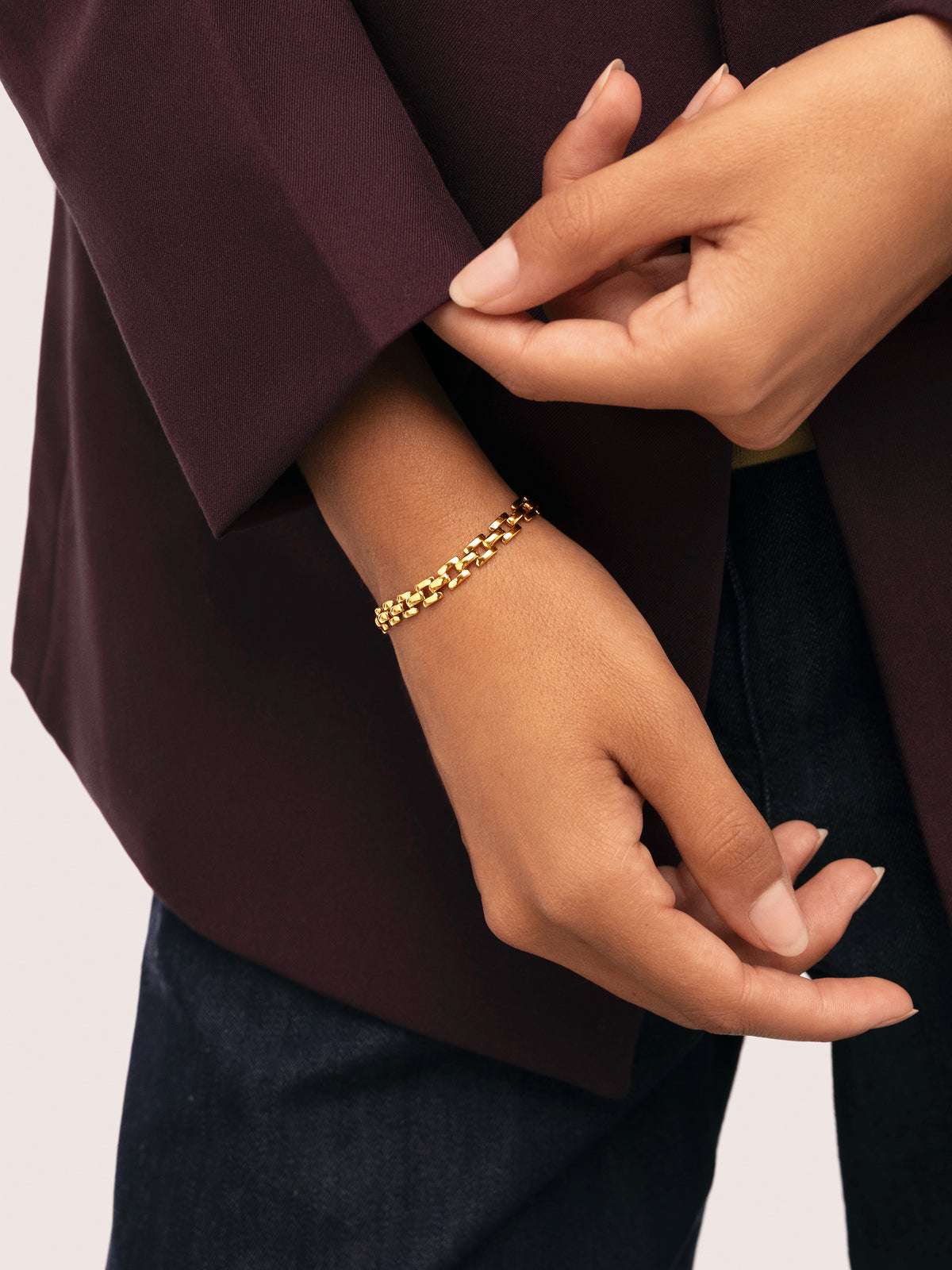 Sierpe-Armband aus Stahl mit Goldplattierung - puesto en modelo