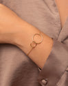 Bracelet Sister en acier plaqué or - puesto en modelo