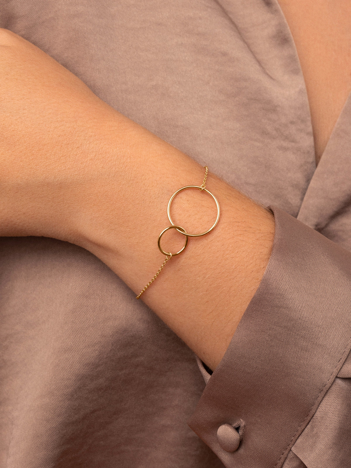 Bracelet Sister en acier plaqué or - puesto en modelo