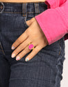 Anillo Signet Bean Neon Pink Enamel Oro